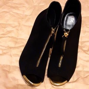 Black stiletto faux suede booties front zipper peep toe size 8.5